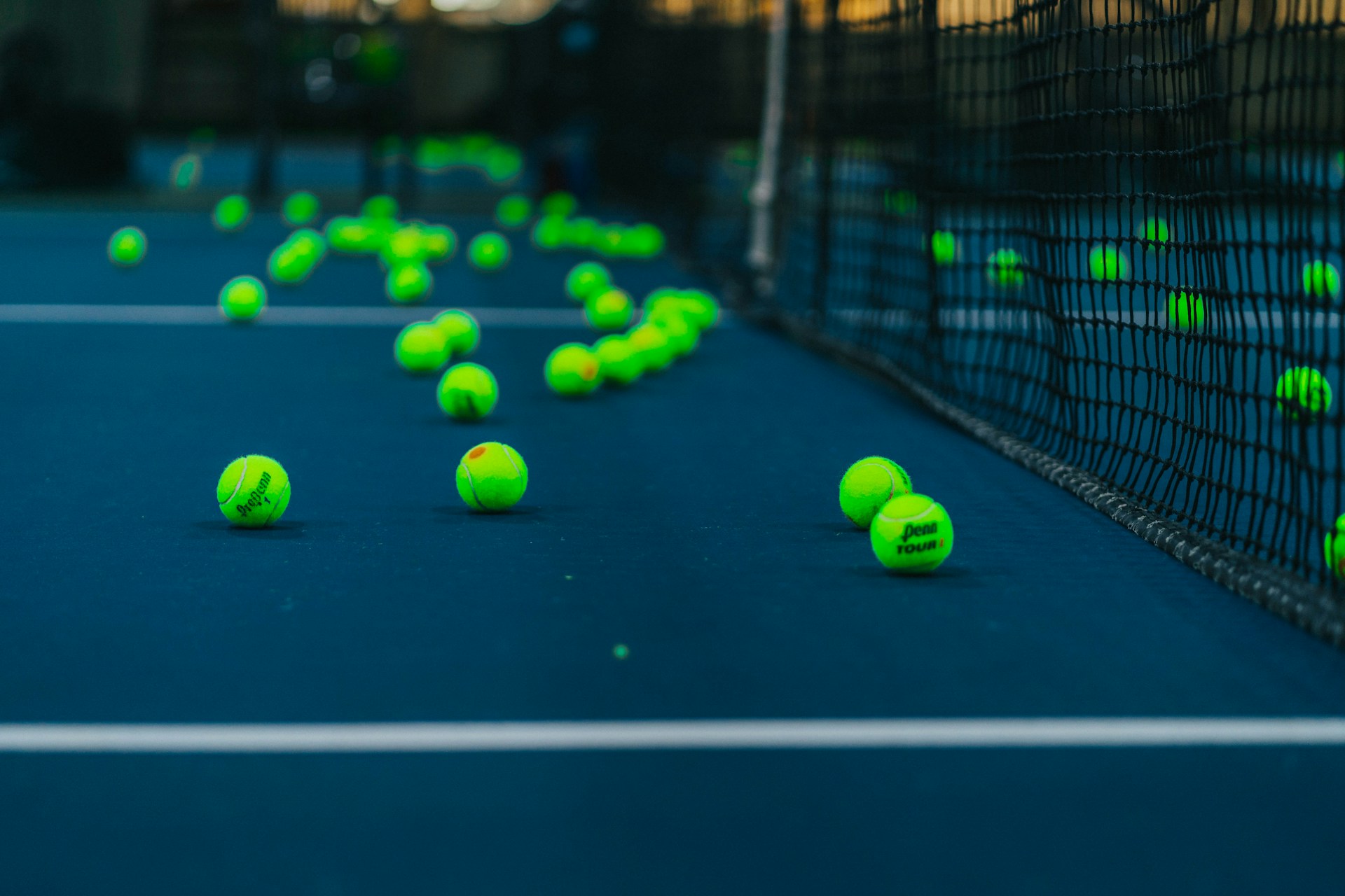 Lapangan padel di bawah lampu